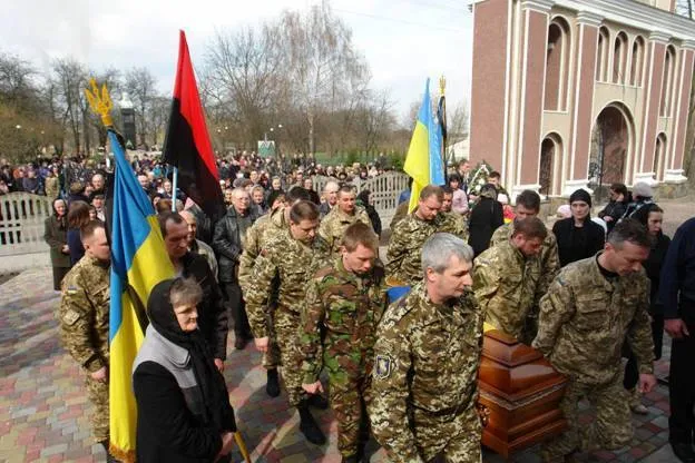 В зоні АТО загинув 50-річний прикарпатець Петро Ковалишин. У рідному селі попрощались із Героєм — фото 10