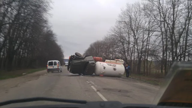 При виїзді з Калуша перекинулася вантажівка, що перевозить пропан-бутан. Подробиці аварії — фото 1
