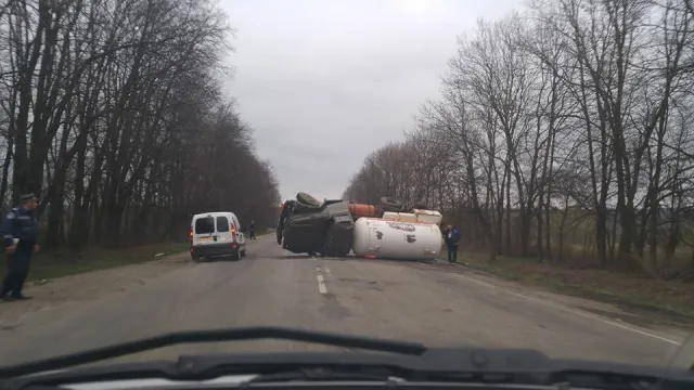При виїзді з Калуша перекинулася вантажівка, що перевозить пропан-бутан. Подробиці аварії — фото 2