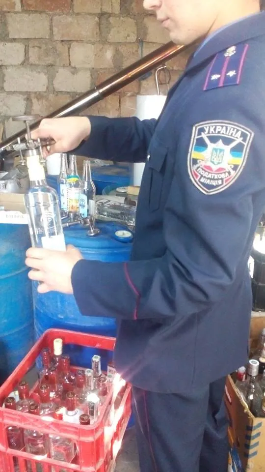 Франківські податківці виявили незаконне виробництво фальсифікованого алкоголю — фото 2