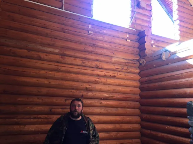 На Прикарпатті біля екс-резиденції Януковича невідомі розібрали та вивезли елітні будиночки — фото 2