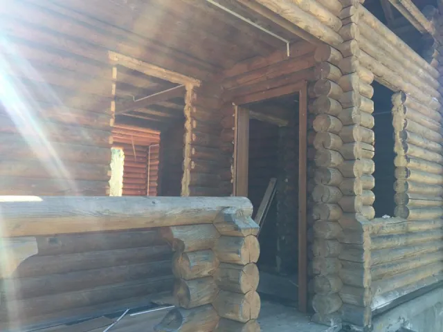 На Прикарпатті біля екс-резиденції Януковича невідомі розібрали та вивезли елітні будиночки — фото 13