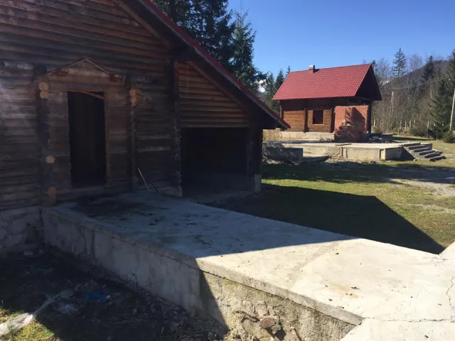 На Прикарпатті біля екс-резиденції Януковича невідомі розібрали та вивезли елітні будиночки — фото 3