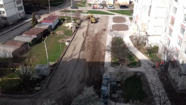 У Франківську на Хоткевича все ще триває ремонт двору — фото 2
