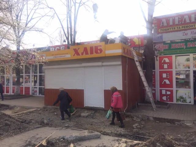 У Франківську нові інспектори з благоустрою активно демонтували МАФ, який розміщений на тротуарі — фото 1