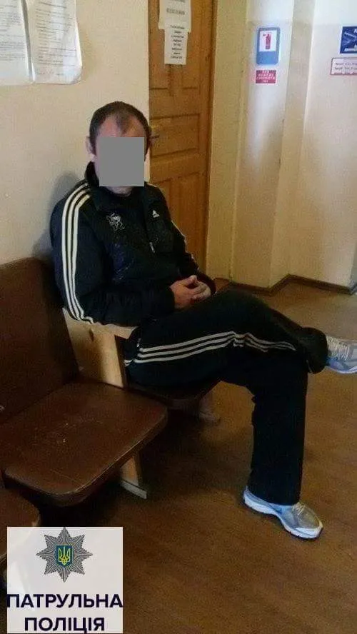 На франківському вокзалі п'ятеро осіб жорстоко побили чоловіка. Поліція затримала зловмисників — фото 2