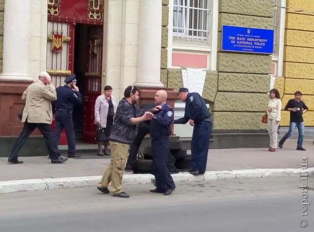 Біля обласного управління поліції палять шини — фото 1