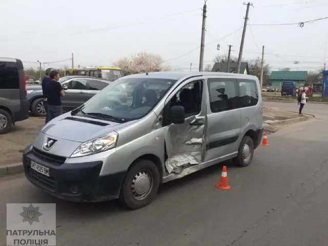 У Франківську на перехресті вулиць Івасюка та Хоткевича стукнулись два автомобілі, один із водіїв у лікарні — фото 1