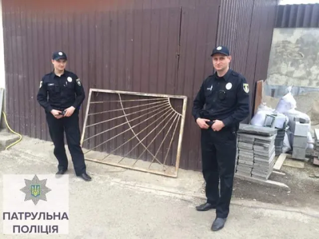 Франківські полісмени затримали трьох молодиків, які вкрали з міського молокозаводу металеву решітку — фото 1