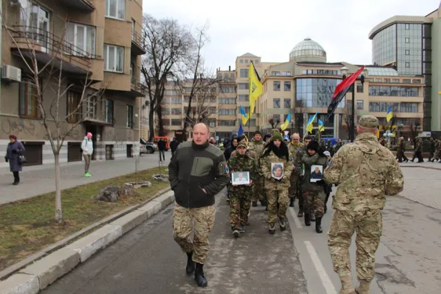 У смертельній аварії загинув голова франківської «Самооборони», а згодом у лікарні померла і 27-річна пасажирка. Сотні франківців попрощалась із Гринчуком — фото 2
