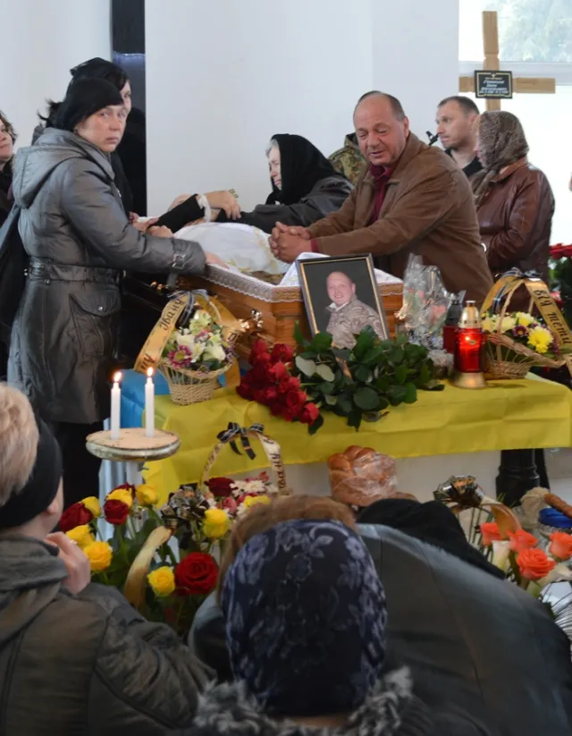 У смертельній аварії загинув голова франківської «Самооборони», а згодом у лікарні померла і 27-річна пасажирка. Сотні франківців попрощалась із Гринчуком — фото 10