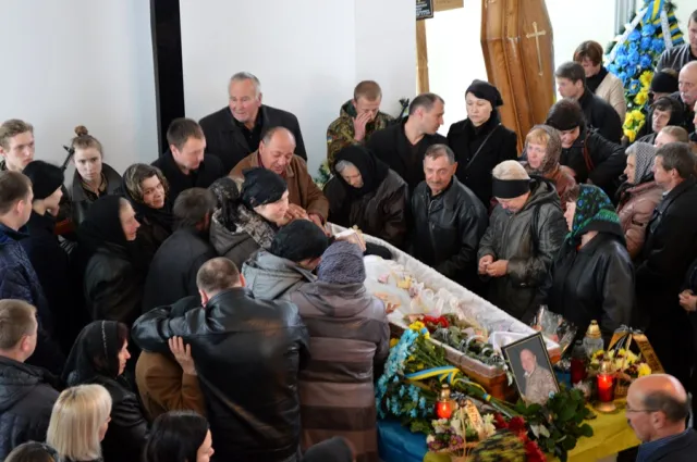 У смертельній аварії загинув голова франківської «Самооборони», а згодом у лікарні померла і 27-річна пасажирка. Сотні франківців попрощалась із Гринчуком — фото 11