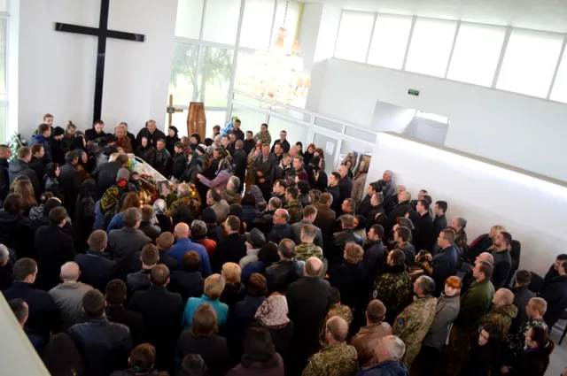 У смертельній аварії загинув голова франківської «Самооборони», а згодом у лікарні померла і 27-річна пасажирка. Сотні франківців попрощалась із Гринчуком — фото 12