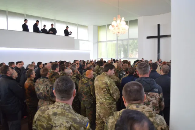 У смертельній аварії загинув голова франківської «Самооборони», а згодом у лікарні померла і 27-річна пасажирка. Сотні франківців попрощалась із Гринчуком — фото 15