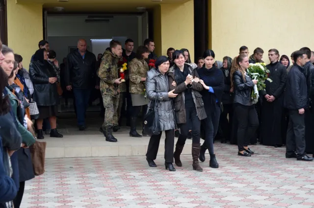 У смертельній аварії загинув голова франківської «Самооборони», а згодом у лікарні померла і 27-річна пасажирка. Сотні франківців попрощалась із Гринчуком — фото 16