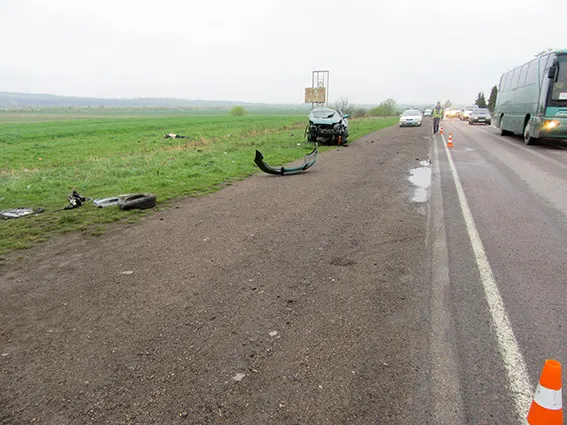 У смертельній аварії загинув голова франківської «Самооборони», а згодом у лікарні померла і 27-річна пасажирка. Сотні франківців попрощалась із Гринчуком — фото 5