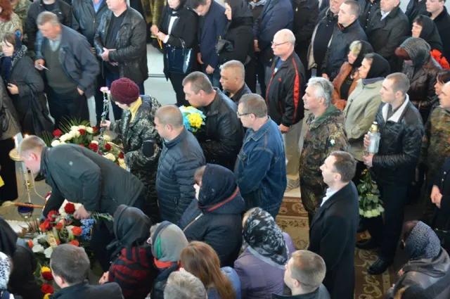 У смертельній аварії загинув голова франківської «Самооборони», а згодом у лікарні померла і 27-річна пасажирка. Сотні франківців попрощалась із Гринчуком — фото 9