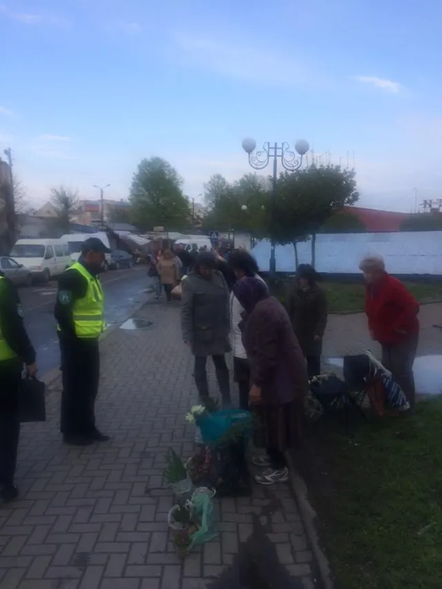 Незаконних торговців, які влаштували стихійну торгівлю на вулиці Шпитальній, наразі не штрафуватимуть — фото 14