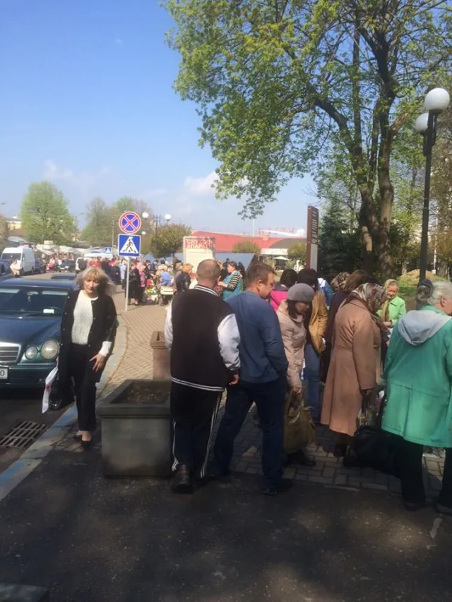 Незаконних торговців, які влаштували стихійну торгівлю на вулиці Шпитальній, наразі не штрафуватимуть — фото 8