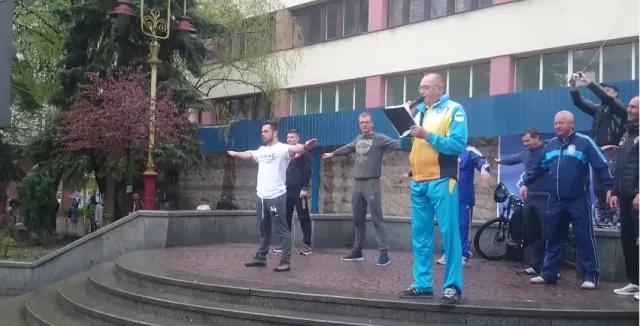 Не зважаючи на дощ, мешканці міста долучились до Всеукраїнської руханки — фото 2