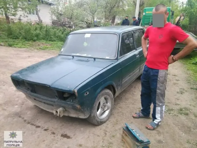 Патрульні поліцейські затримали п'яного водія, який їхав без документів, фар та на пеньку — фото 1