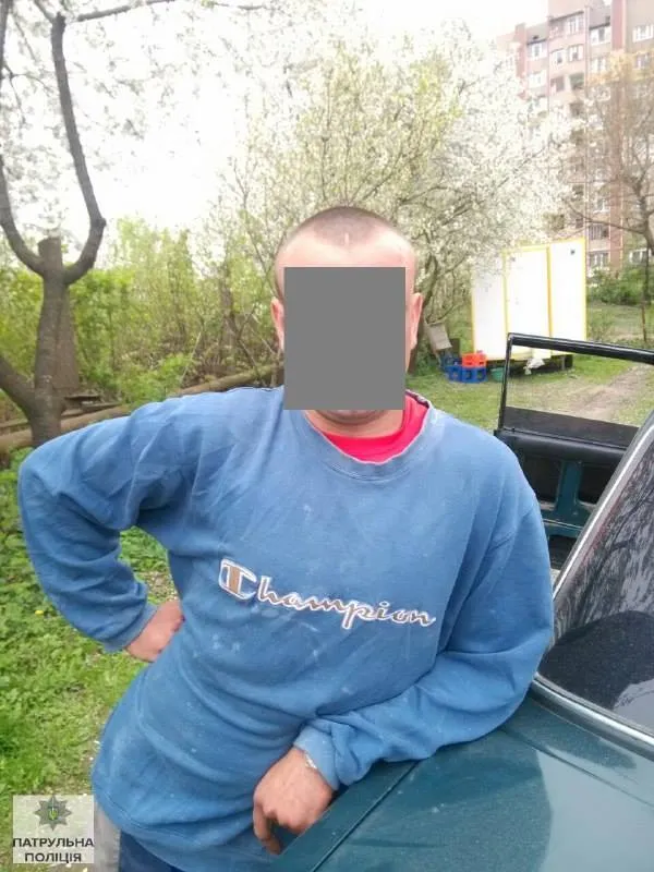 Патрульні поліцейські затримали п'яного водія, який їхав без документів, фар та на пеньку — фото 2