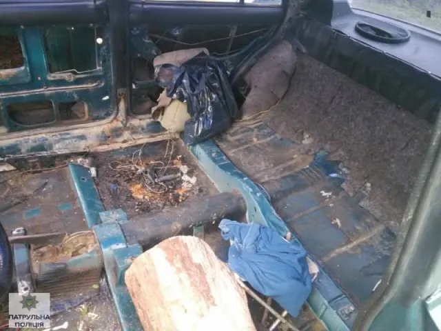 Патрульні поліцейські затримали п'яного водія, який їхав без документів, фар та на пеньку — фото 3