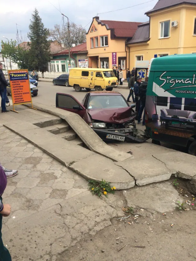 На Прикарпатті автівка "врізалась" в припаркований мікроавтобус. З'явились фото з місця аварії — фото 1