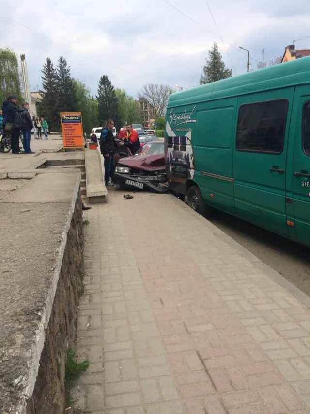 На Прикарпатті автівка "врізалась" в припаркований мікроавтобус. З'явились фото з місця аварії — фото 2