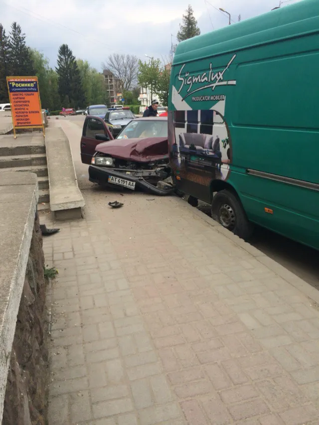На Прикарпатті автівка "врізалась" в припаркований мікроавтобус. З'явились фото з місця аварії — фото 3