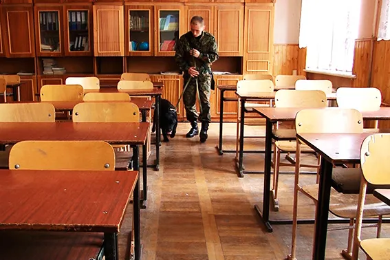 У Франківську восьмикласник погрожував підірвати школу. За лжемінування покарають матір хлопчика. З'явилося відео пошуків бомби у школі — фото 2