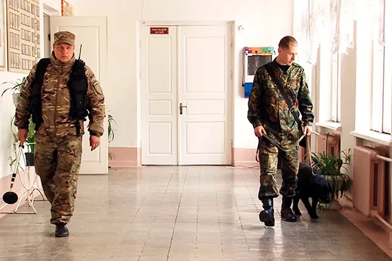 У Франківську восьмикласник погрожував підірвати школу. За лжемінування покарають матір хлопчика. З'явилося відео пошуків бомби у школі — фото 1