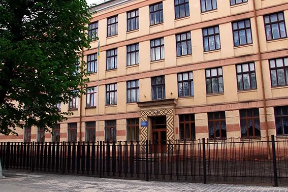 У Франківську восьмикласник погрожував підірвати школу. За лжемінування покарають матір хлопчика. З'явилося відео пошуків бомби у школі — фото 3
