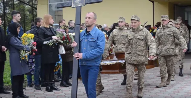 У Франківську відслужили панахиду за загиблим бійцем Андрієм Бистровим. Героя провели в останню путь — фото 5