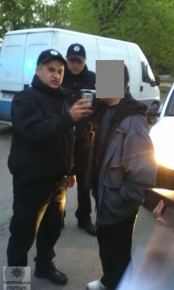 У Франківську затримала п'яного водія, який без однієї шини намагався втекти від поліції — фото 4
