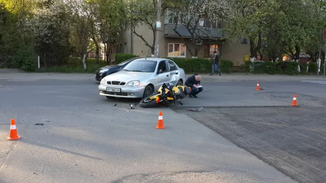 У Франківську в ДТП потрапив іноземець та франківець, першого госпіталізували до лікарні — фото 4