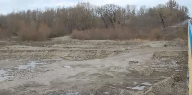 На Прикарпатті мешканці Заболотова скаржаться, що сільський голова дає можливість тоннами вивозити гравій та пісок — фото 2