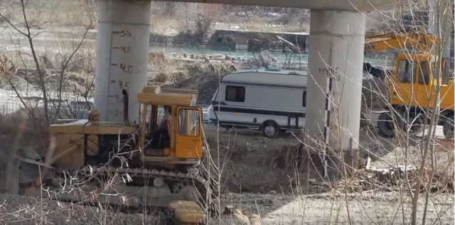 На Прикарпатті мешканці Заболотова скаржаться, що сільський голова дає можливість тоннами вивозити гравій та пісок — фото 8