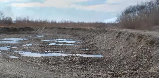 На Прикарпатті мешканці Заболотова скаржаться, що сільський голова дає можливість тоннами вивозити гравій та пісок — фото 10