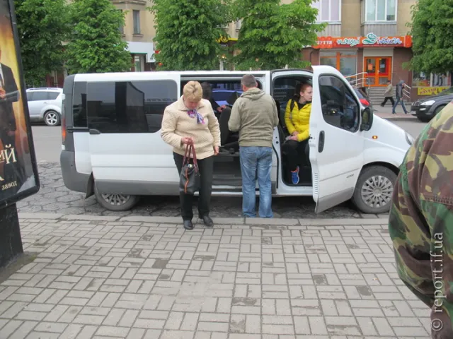 Франківські активісти виявили водіїв, які нелегально перевозять пасажирів — фото 1