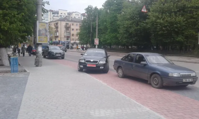Тепер на Галицькій замість велодоріжки - парковка — фото 1