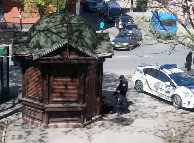 Байдужість франківців: посеред вулиці впав чоловік, а люди спокійно проходили повз — фото 2