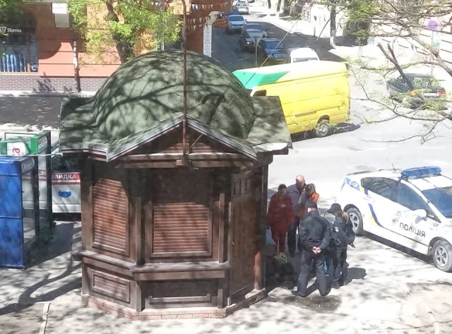 Байдужість франківців: посеред вулиці впав чоловік, а люди спокійно проходили повз — фото 3