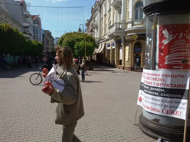 «Дівчата повинні пахнути собою, весною, квітами і фруктами», - у Франківську чоловік міняв яблука на цигарки — фото 4