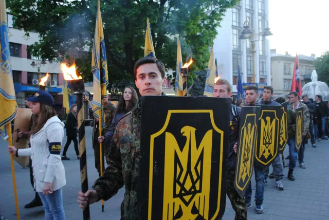«Азов» влаштував смолоскипну ходу центром Франківська — фото 5