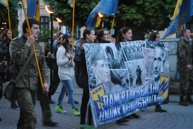 «Азов» влаштував смолоскипну ходу центром Франківська — фото 9