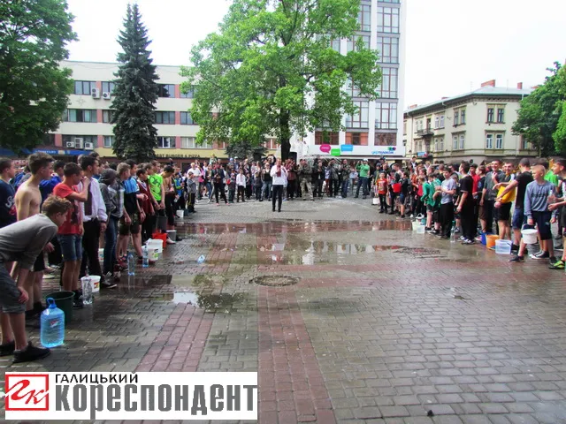 Як в Івано-Франківську відбулися водяні бої на Вічевому майдані — фото 1