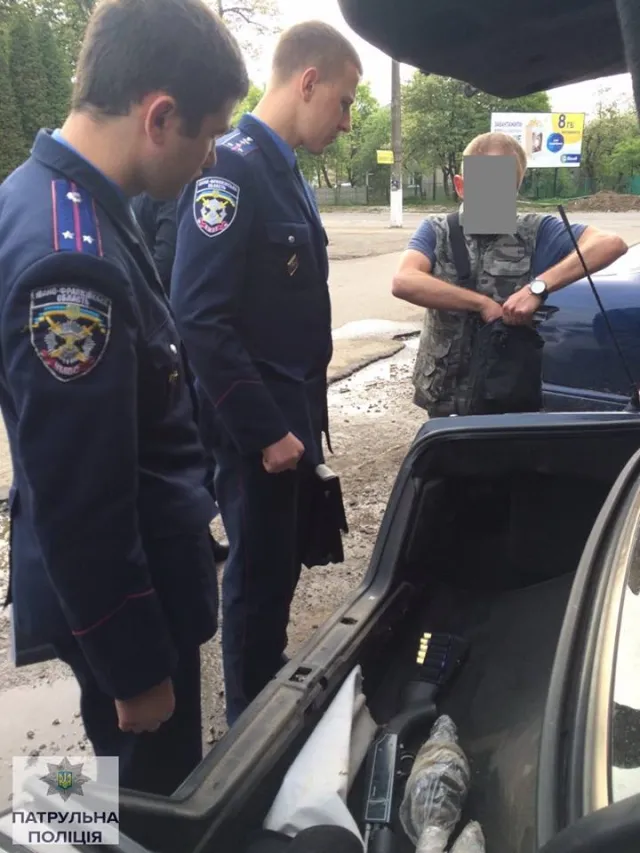 У Франківську патрульні затримали п'яного водія зі зброєю в багажнику — фото 1