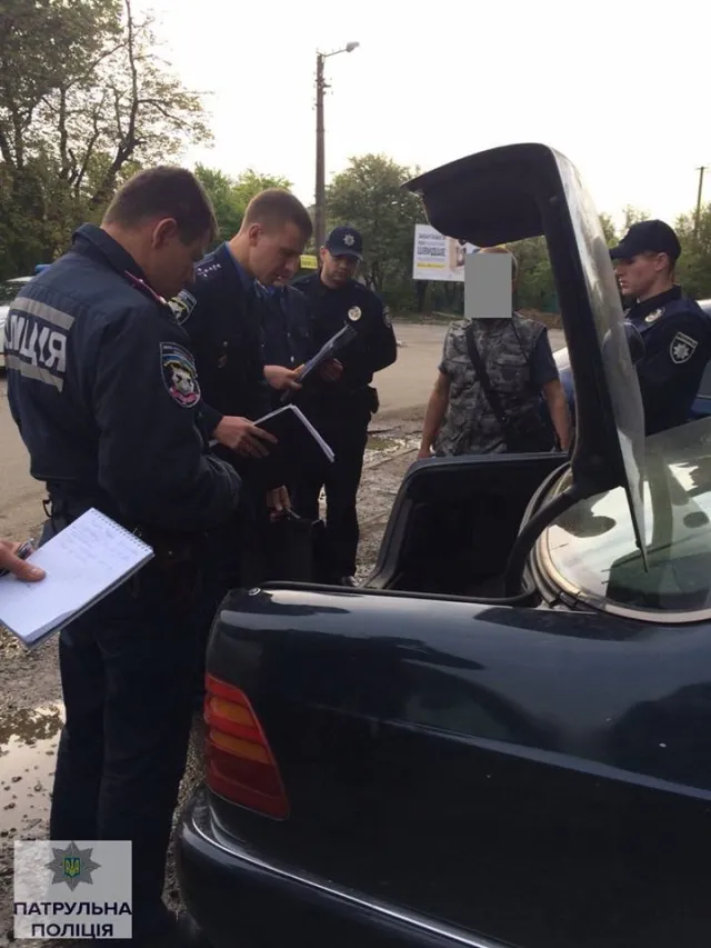 У Франківську патрульні затримали п'яного водія зі зброєю в багажнику — фото 2