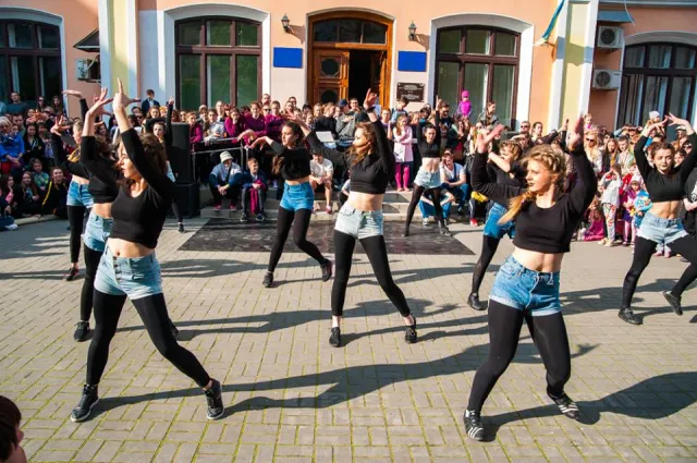 Як в Івано-Франківську три сотні танцюристів провели флешмоб — фото 3